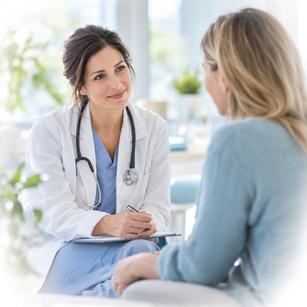 Médica conversando con una paciente durante una consulta